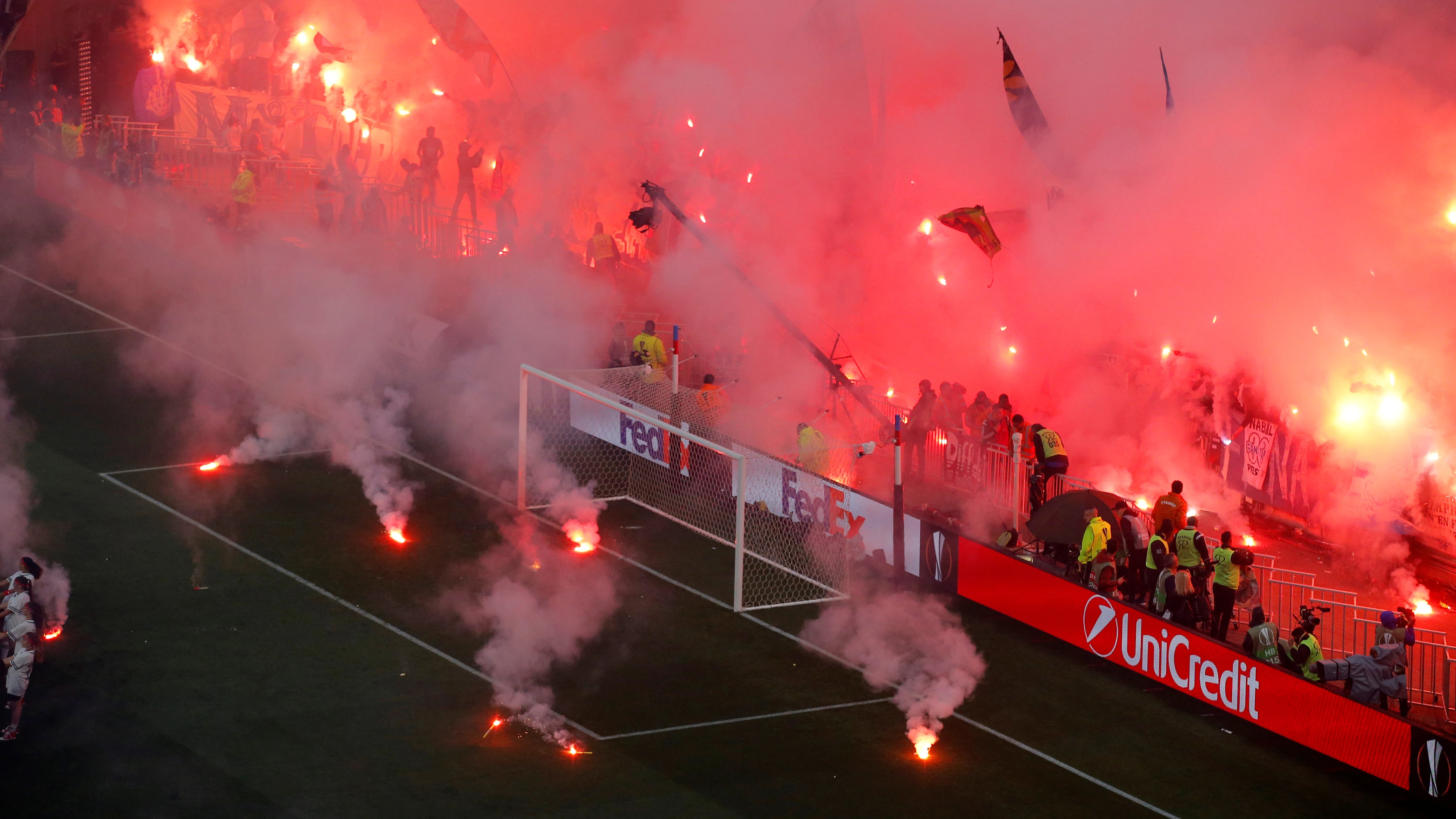 Bengalas en el fondo del Marsella en la final contra el Atlético de Madrid