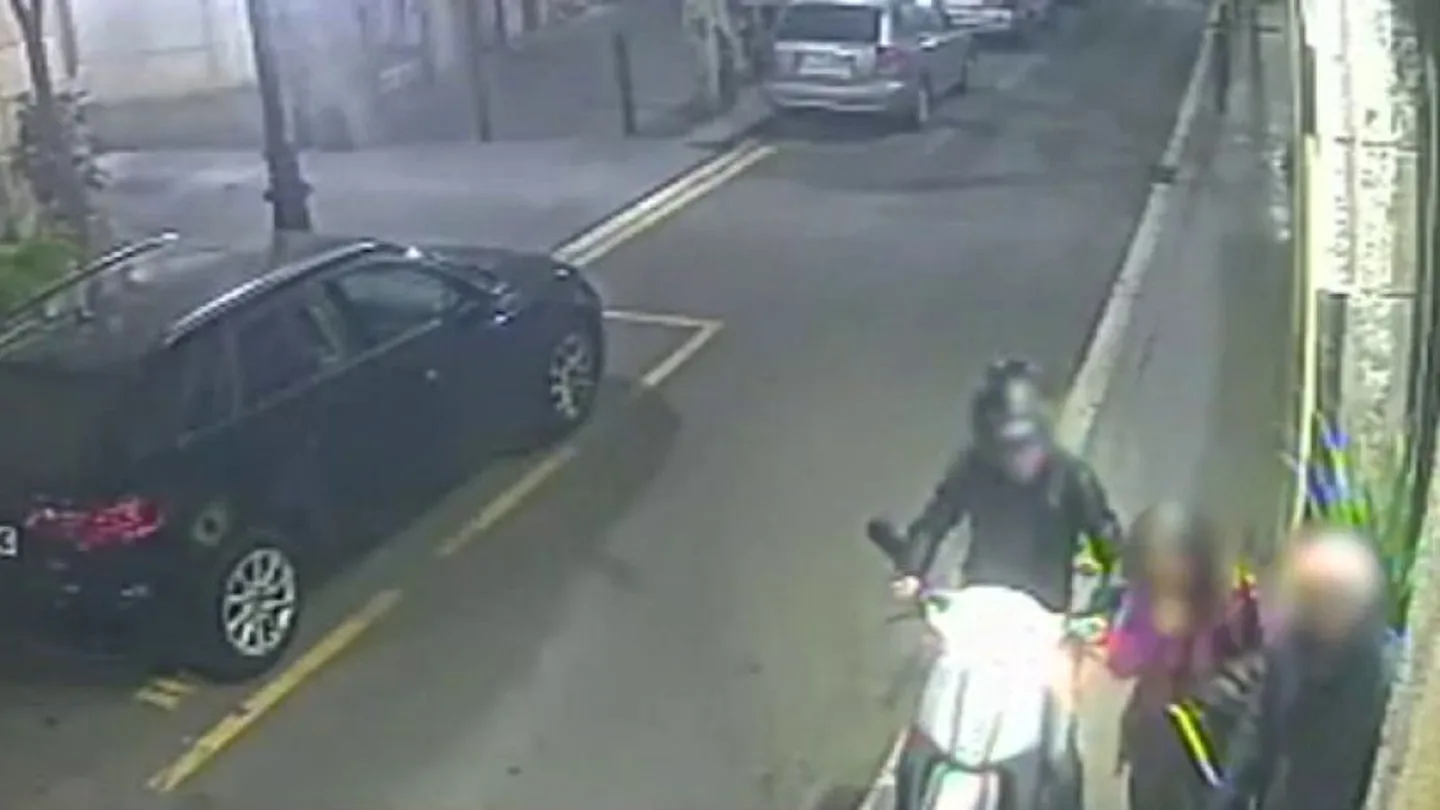 Ladrón roba un bolso con su moto Ladrón roba un bolso con su moto