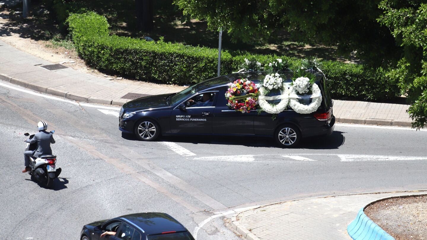 Veh&iacute;culo f&uacute;nebre que traslado los restos mortales de Manuel
