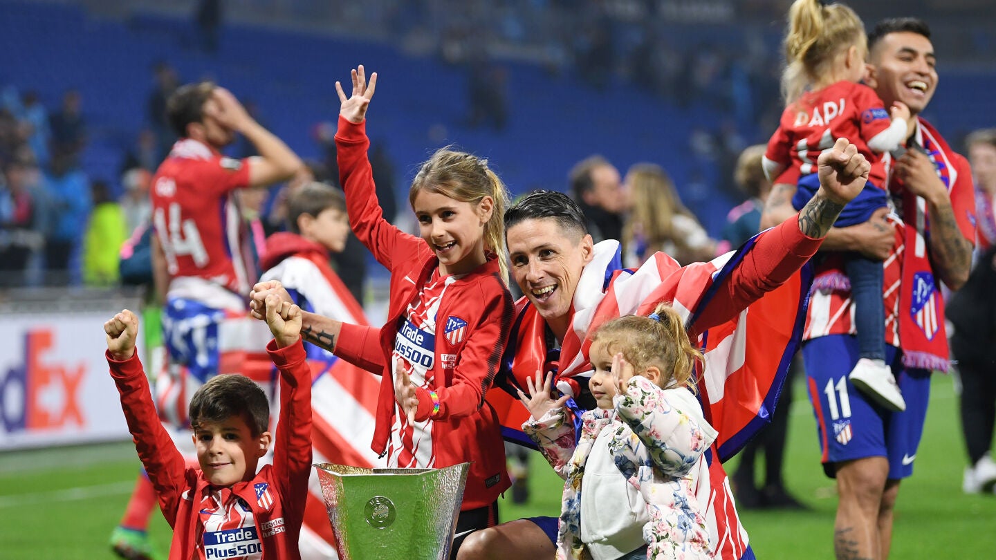Torres, con sus hijos y el trofeo de la Europa League