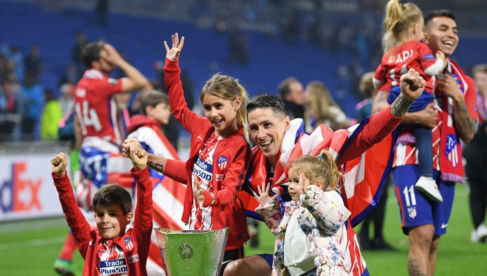 Torres, con sus hijos y el trofeo de la Europa League