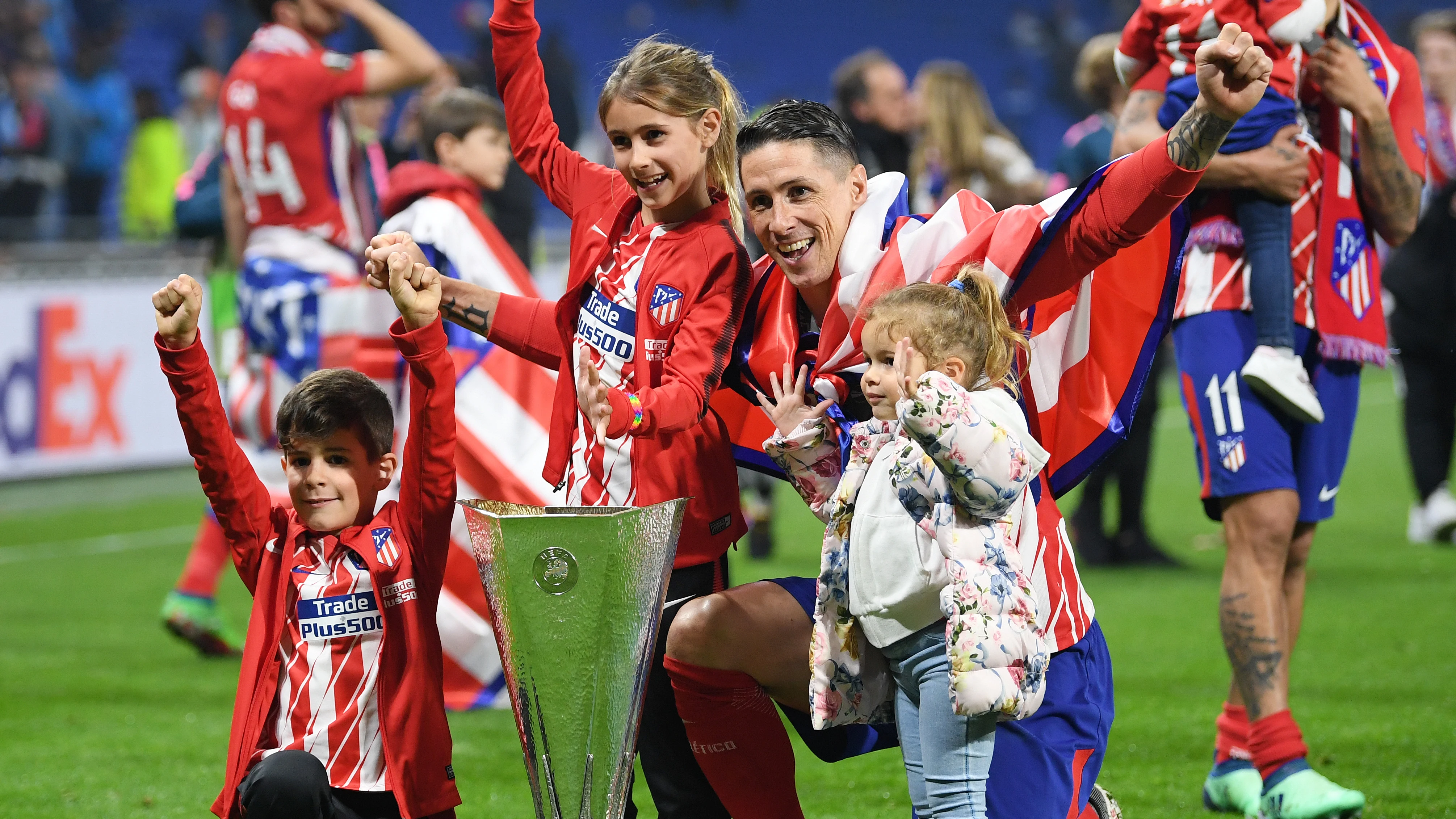 Torres, con sus hijos y el trofeo de la Europa League