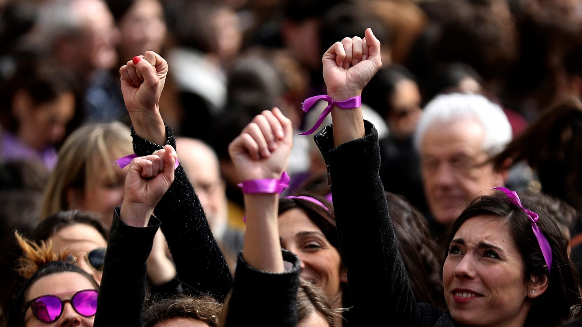Participantes en una concentración convocada por movimientos feministas