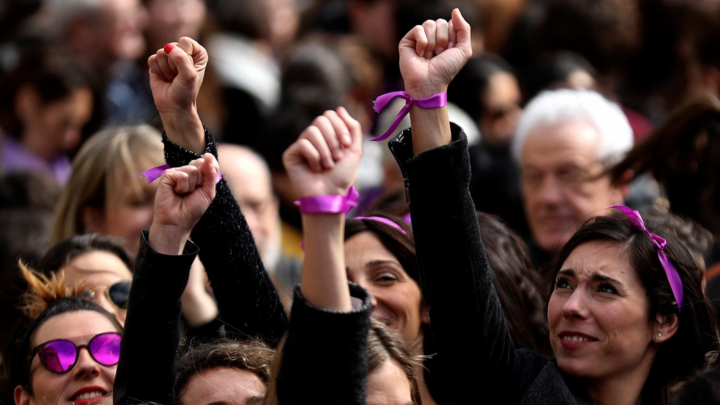 Participantes en una concentración convocada por movimientos feministas