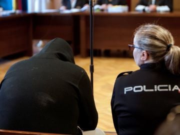 El acusado en el juicio por crear un perfil falso en la red social Badoo El acusado en el juicio por crear un perfil falso en la red social Badoo