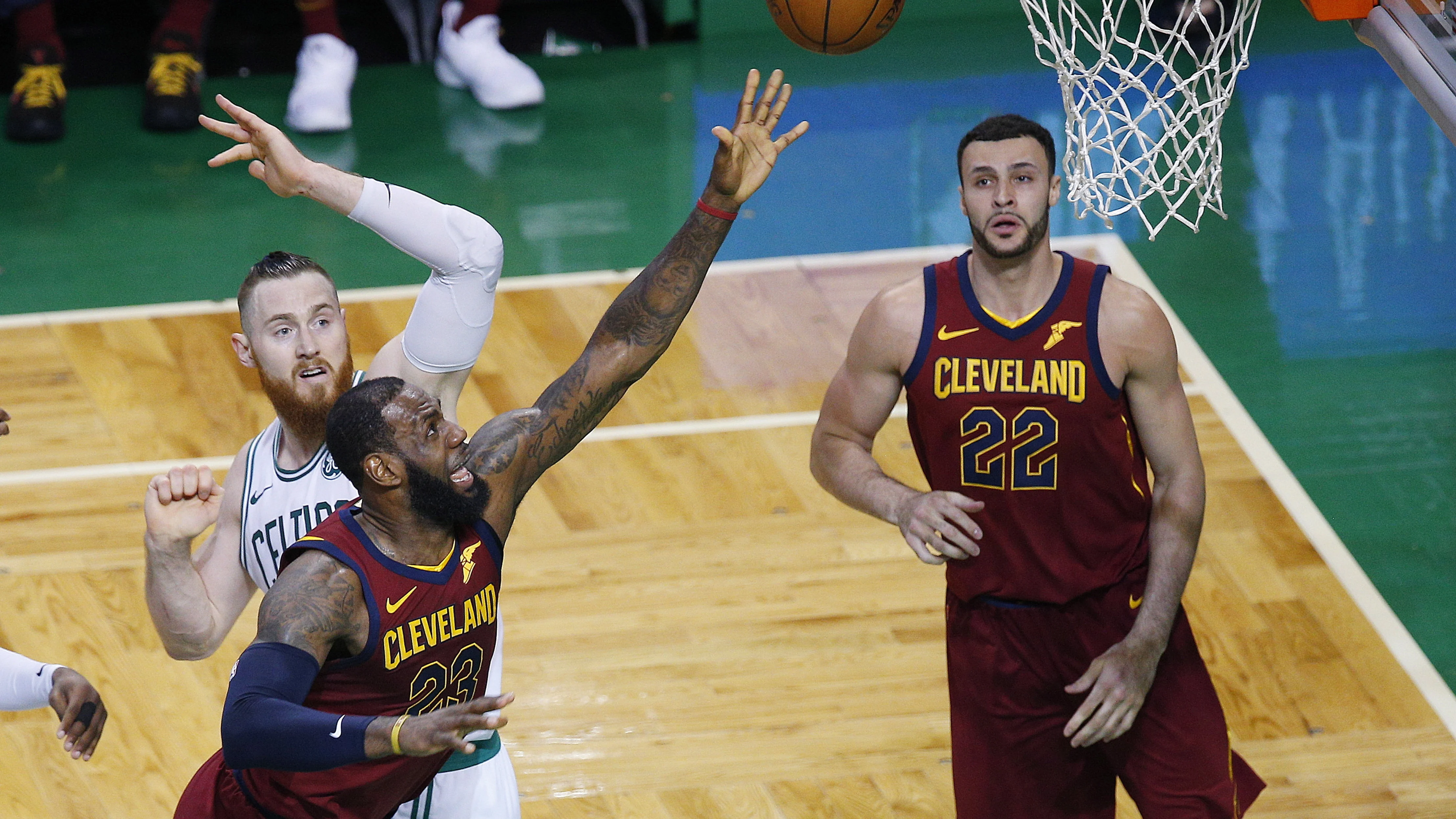 LeBron James pelea por un balón ante los Celtics