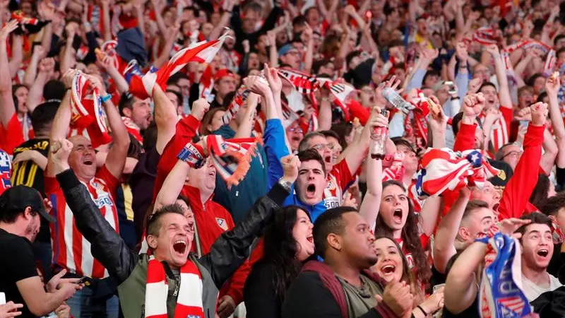 Los aficionados del Atlético de Madrid en Lyon celebran los goles de Griezmann Los aficionados del Atlético de Madrid en Lyon celebran los goles de Griezmann