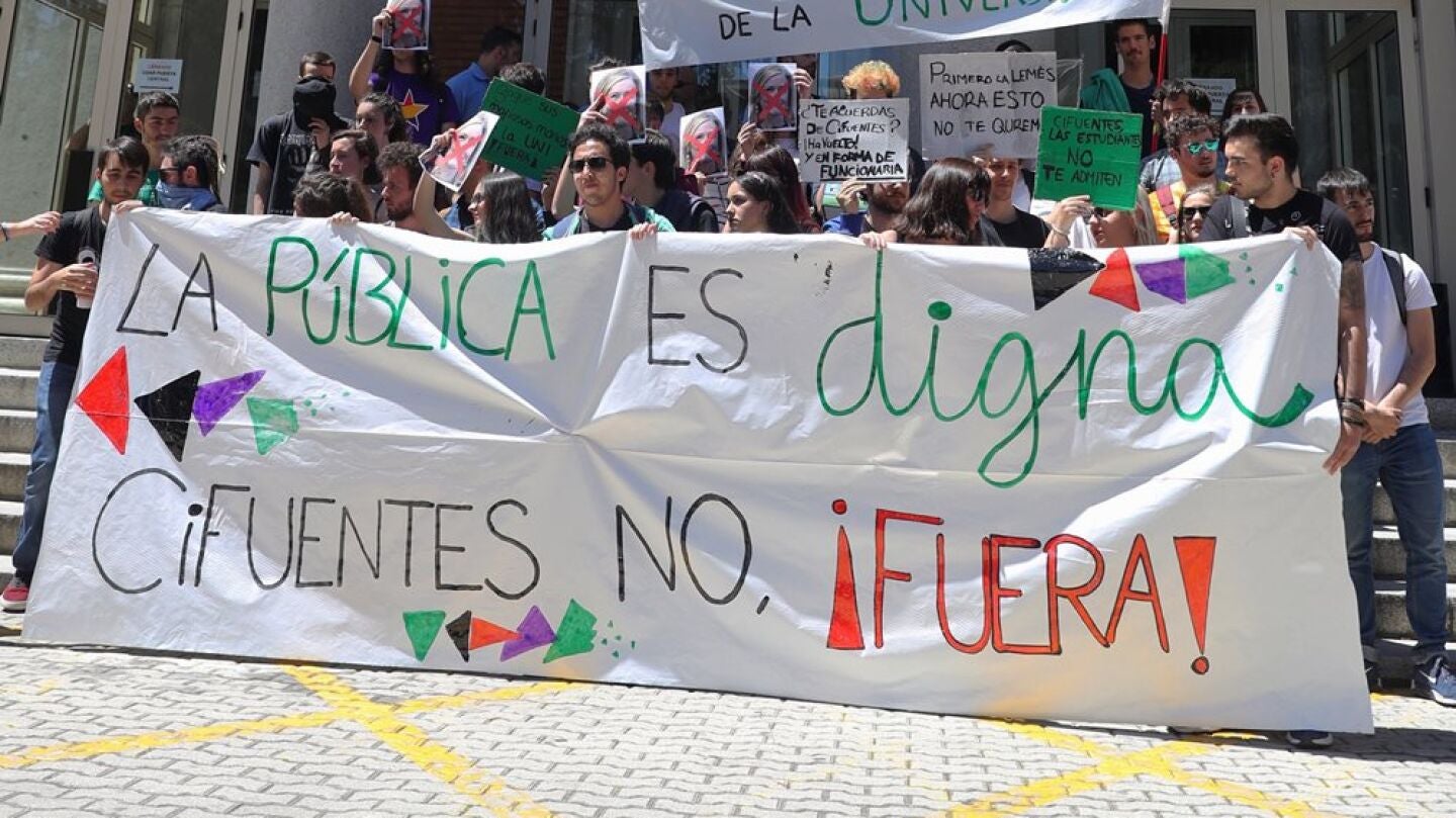 Alumnos de la UCM marchan contra Cifuentes