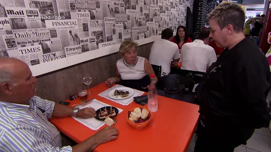 Una clienta discute con Pili en Pesadilla en la cocina: Casa Pili Una clienta discute con Pili en Pesadilla en la cocina: Casa Pili