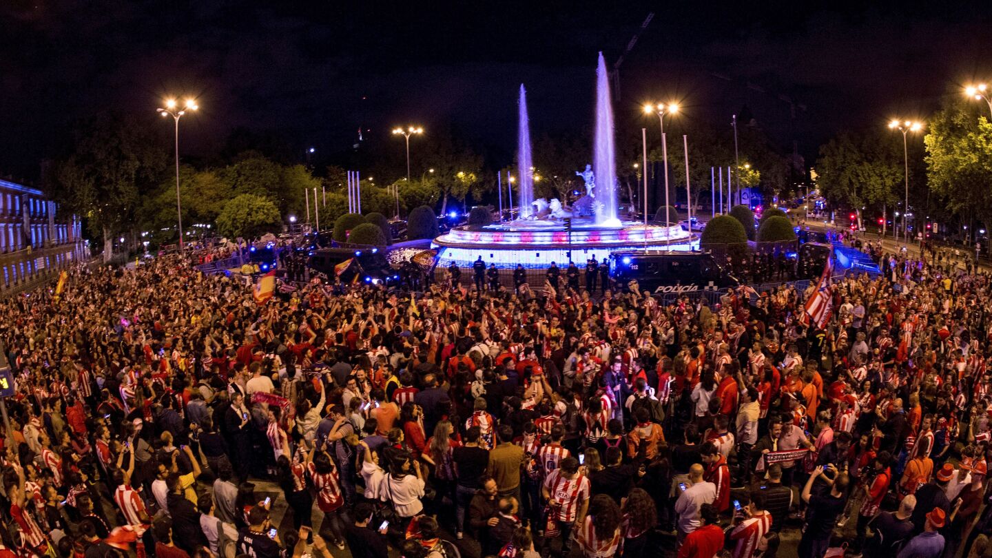 Aficionados del Atl&eacute;tico de Madrid celebran la Europa League en Neptuno