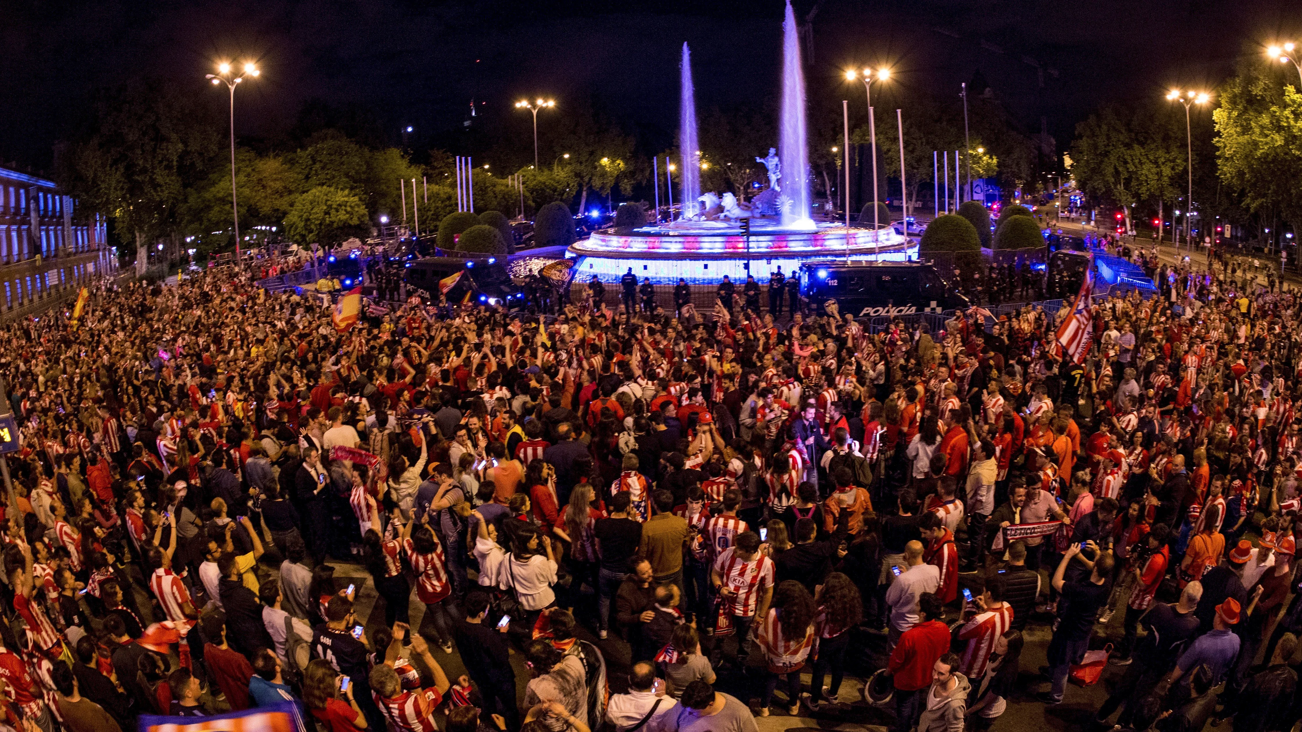 Aficionados del Atlético de Madrid celebran la Europa League en Neptuno