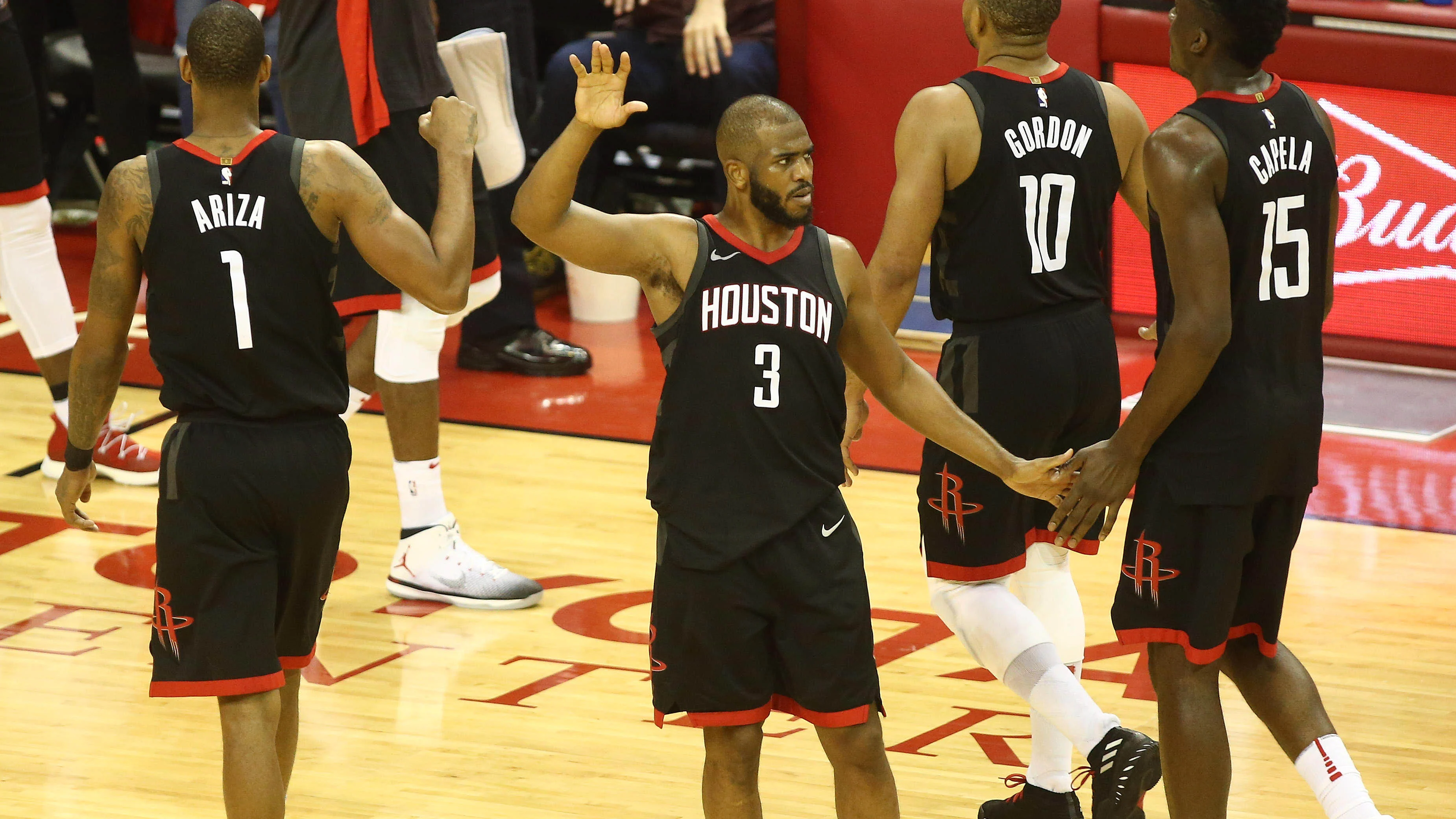 Los jugadores de los Rockets, durante le segundo partido de la serie ante los Warriors