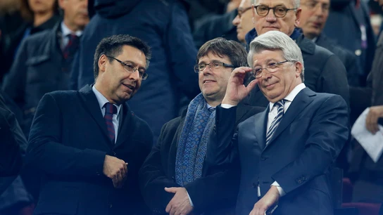 Bartomeu, Puigdemont y Enrique Cerezo, en el palco del Camp Nou Bartomeu, Puigdemont y Enrique Cerezo, en el palco del Camp Nou