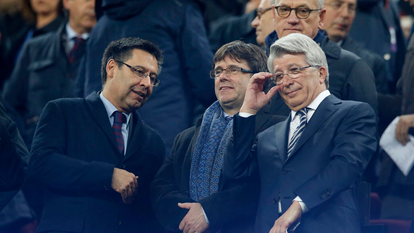 Bartomeu, Puigdemont y Enrique Cerezo, en el palco del Camp Nou