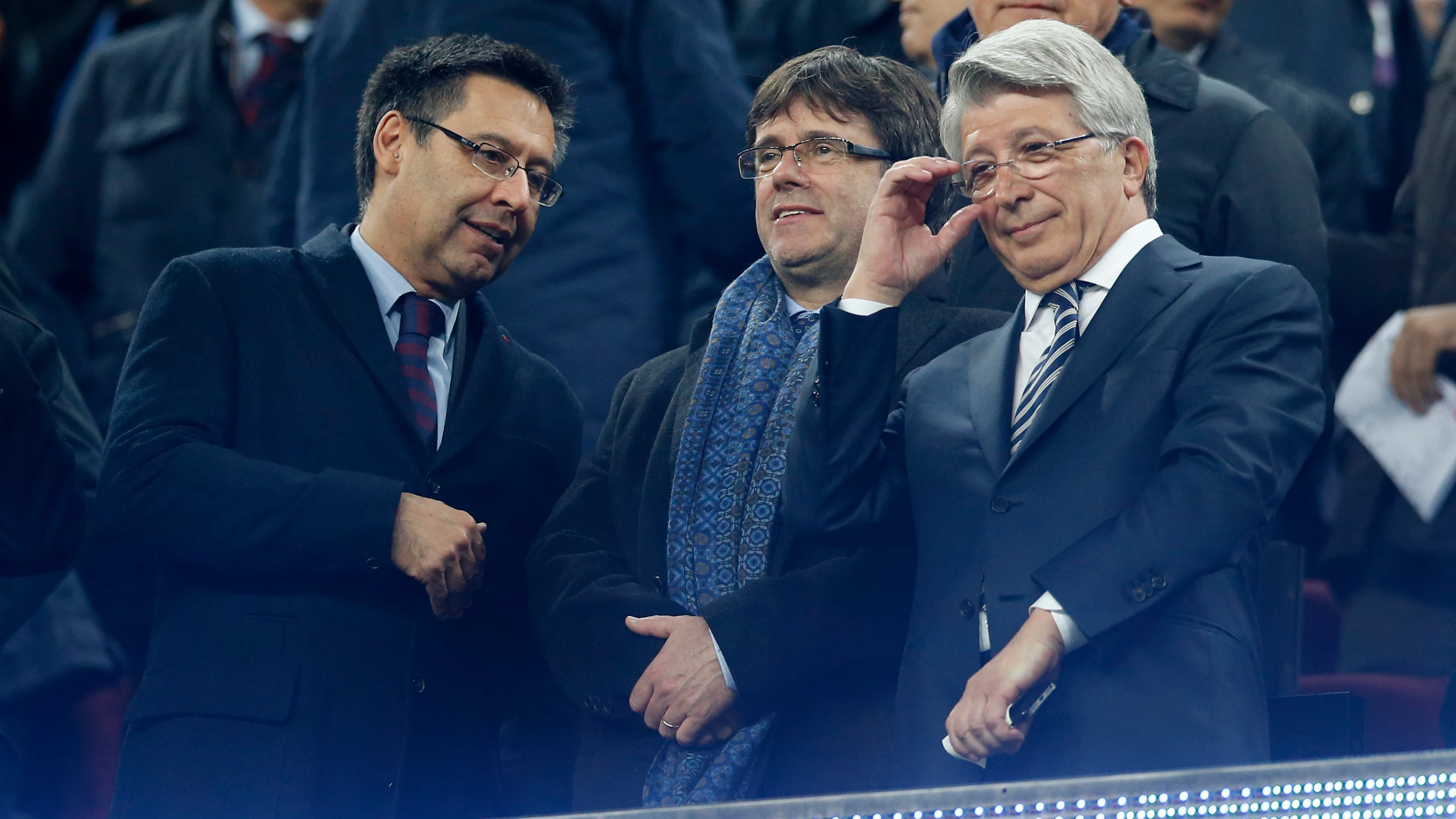 Bartomeu, Puigdemont y Enrique Cerezo, en el palco del Camp Nou