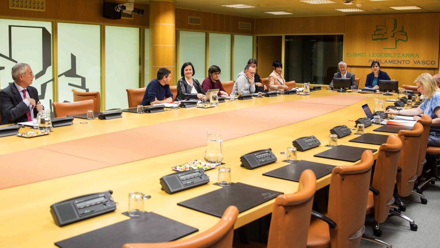 Los representantes del PP, EH Bildu, Elkarrekin Podemos, PNV y PE-EE, al comienzo de la reuni&oacute;n