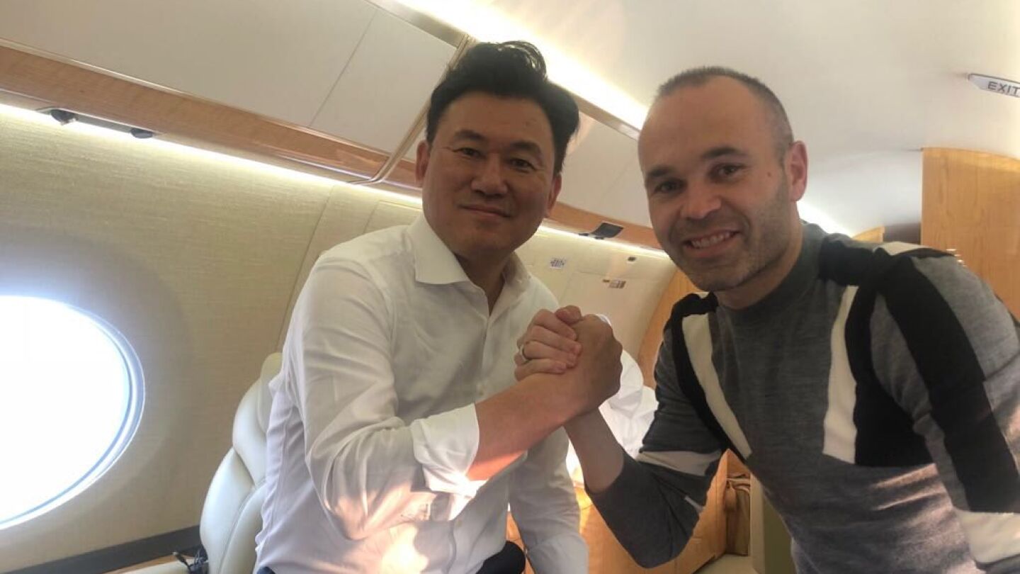 Andr&eacute;s Iniesta, en el avi&oacute;n con Mikitani, el due&ntilde;o de Rakuten