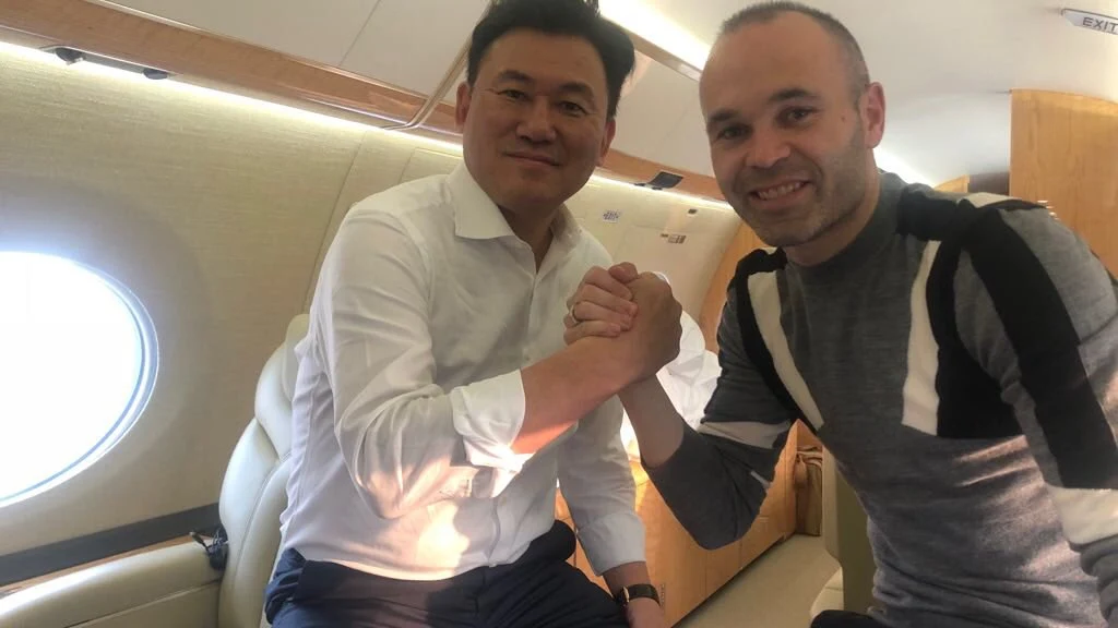 Andrés Iniesta, en el avión con Mikitani, el dueño de Rakuten