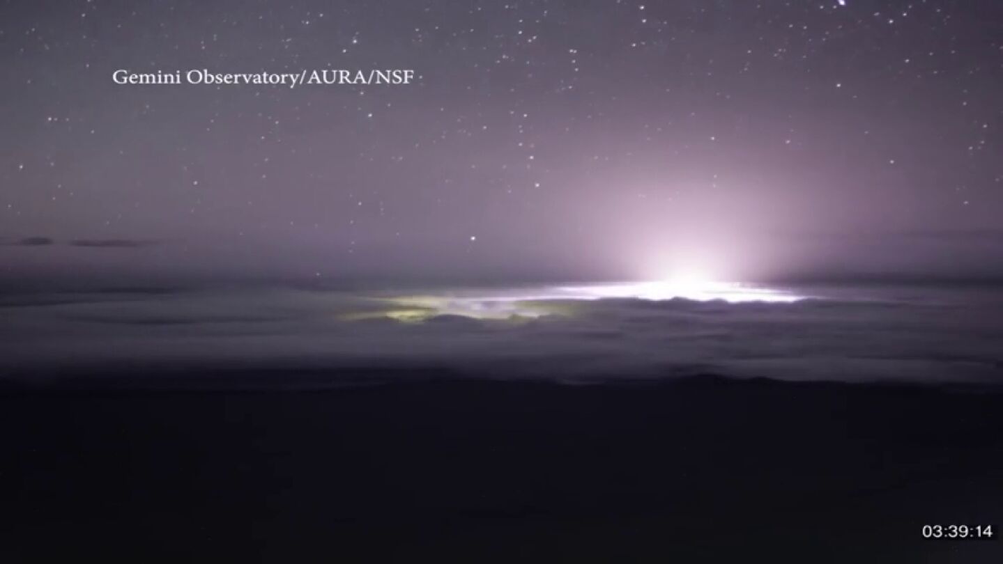 La erupci&oacute;n del volc&aacute;n Kilauea deja resplandores espectaculares desde el cielo