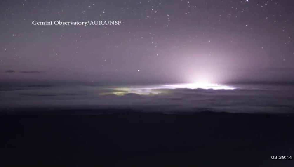 La erupción del volcán Kilauea deja resplandores espectaculares desde el cielo