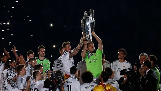Casillas levanta la Décima Champions del Real Madrid junto a Sergio Ramos Casillas levanta la Décima Champions del Real Madrid junto a Sergio Ramos