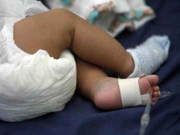 Un bebé recién nacido Un bebé recién nacido