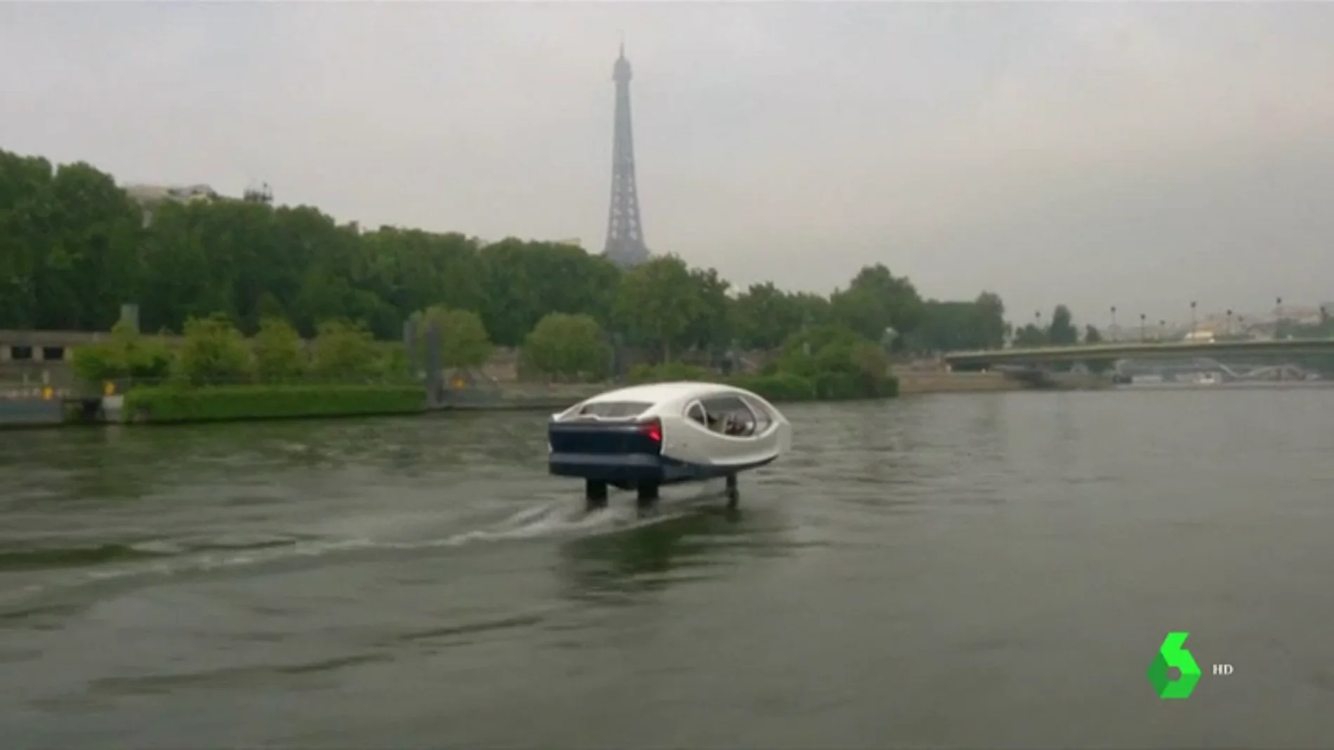 No emite CO2, no hace ruido y funciona a través de una app: 'el taxi del futuro' ya se prueba en aguas del Sena