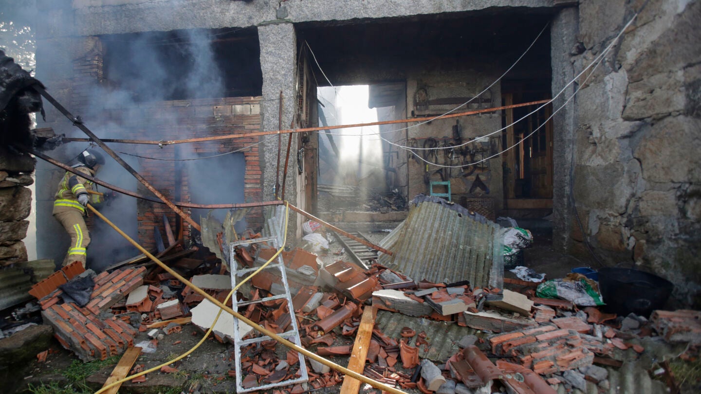 Destrozos ocasionados por la explosi&oacute;n en Tui