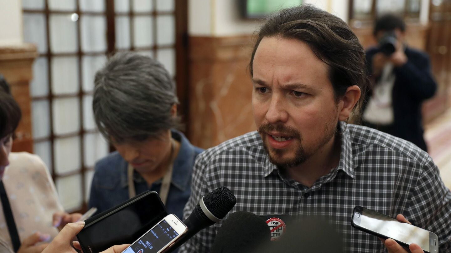 El l&iacute;der de Podemos, Pablo Iglesias, atiende a los medios