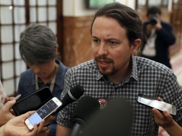 El líder de Podemos, Pablo Iglesias, atiende a los medios El líder de Podemos, Pablo Iglesias, atiende a los medios