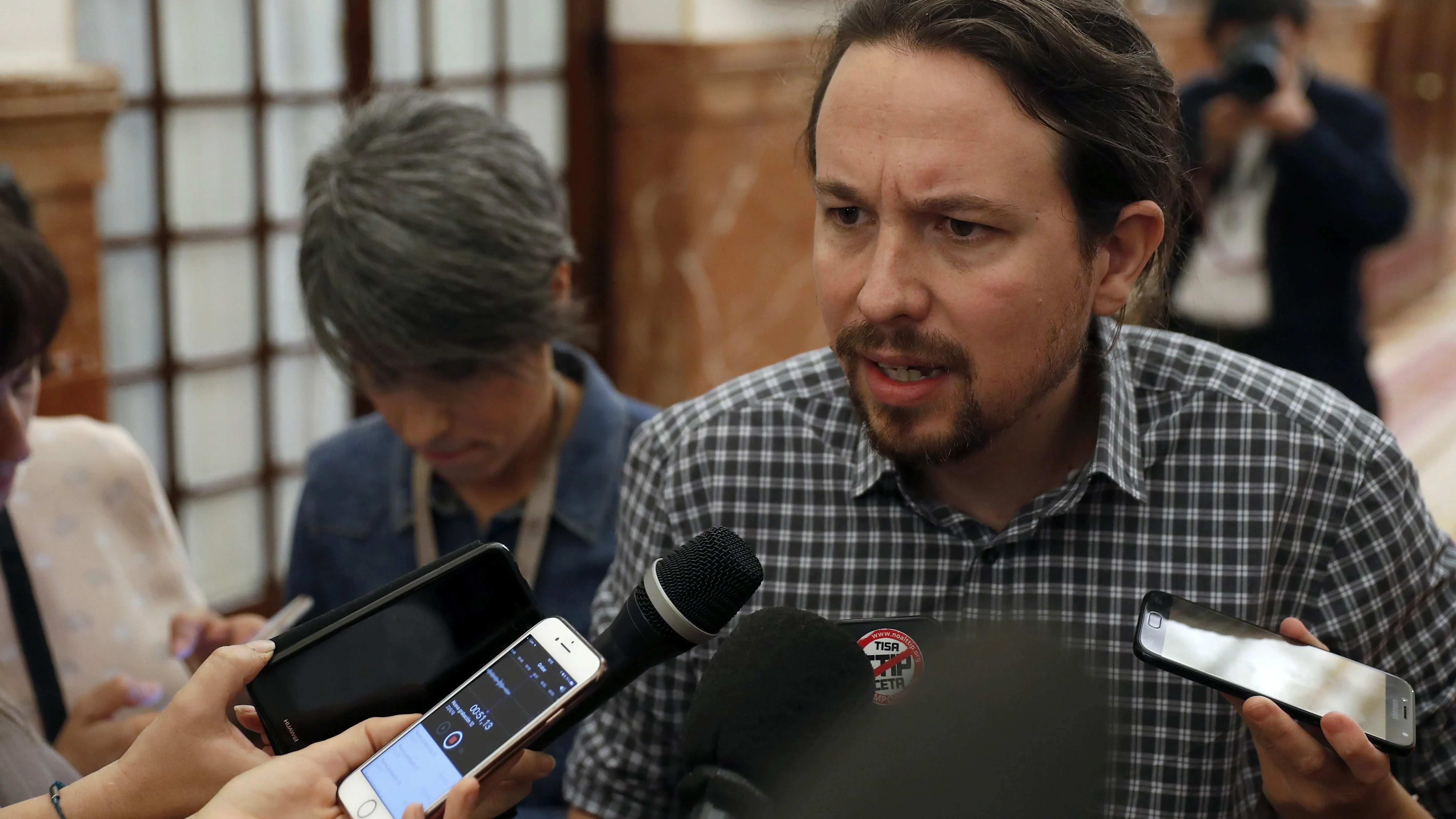 El líder de Podemos, Pablo Iglesias, atiende a los medios