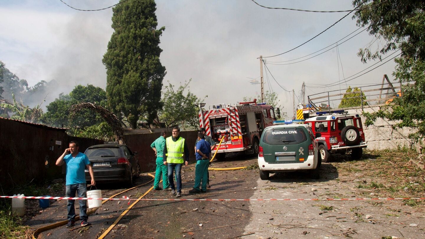  Bomberos y efectivos policiales en un lugar cercano a la explosi&oacute;n