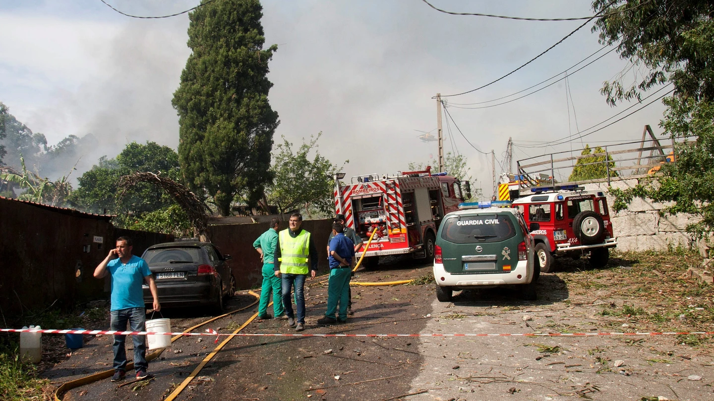 Bomberos y efectivos policiales en un lugar cercano a la explosión Bomberos y efectivos policiales en un lugar cercano a la explosión