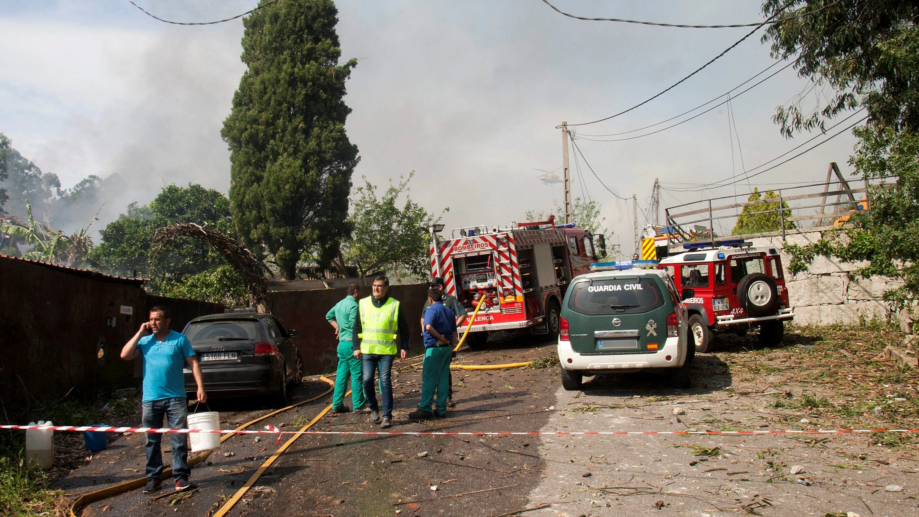 Bomberos y efectivos policiales en un lugar cercano a la explosión Bomberos y efectivos policiales en un lugar cercano a la explosión
