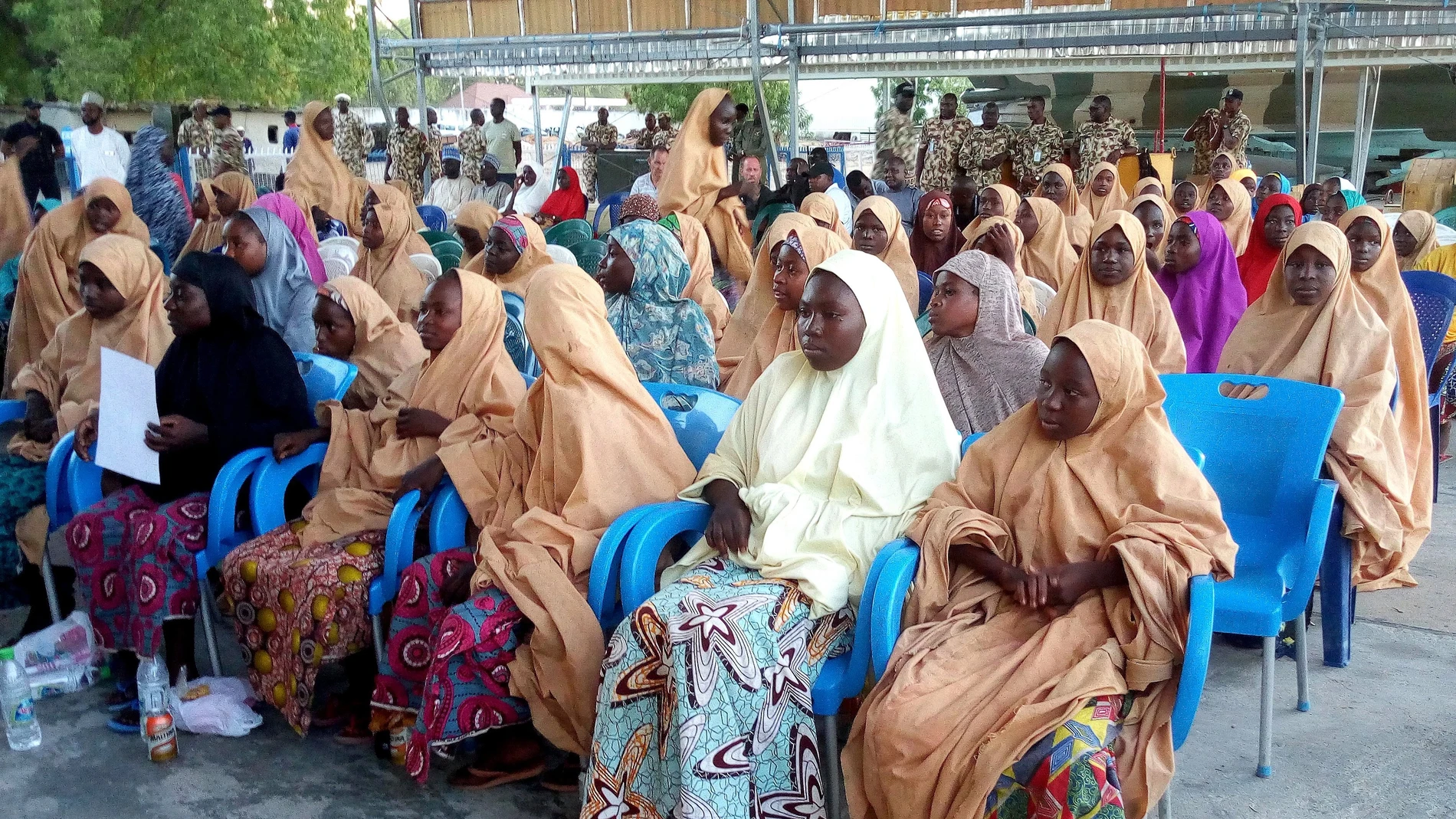 Traslado de niñas y mujeres liberadas por el grupo yihadista Boko Haram, en el aeropuerto de Maiduguri, en Nigeria (Archivo)