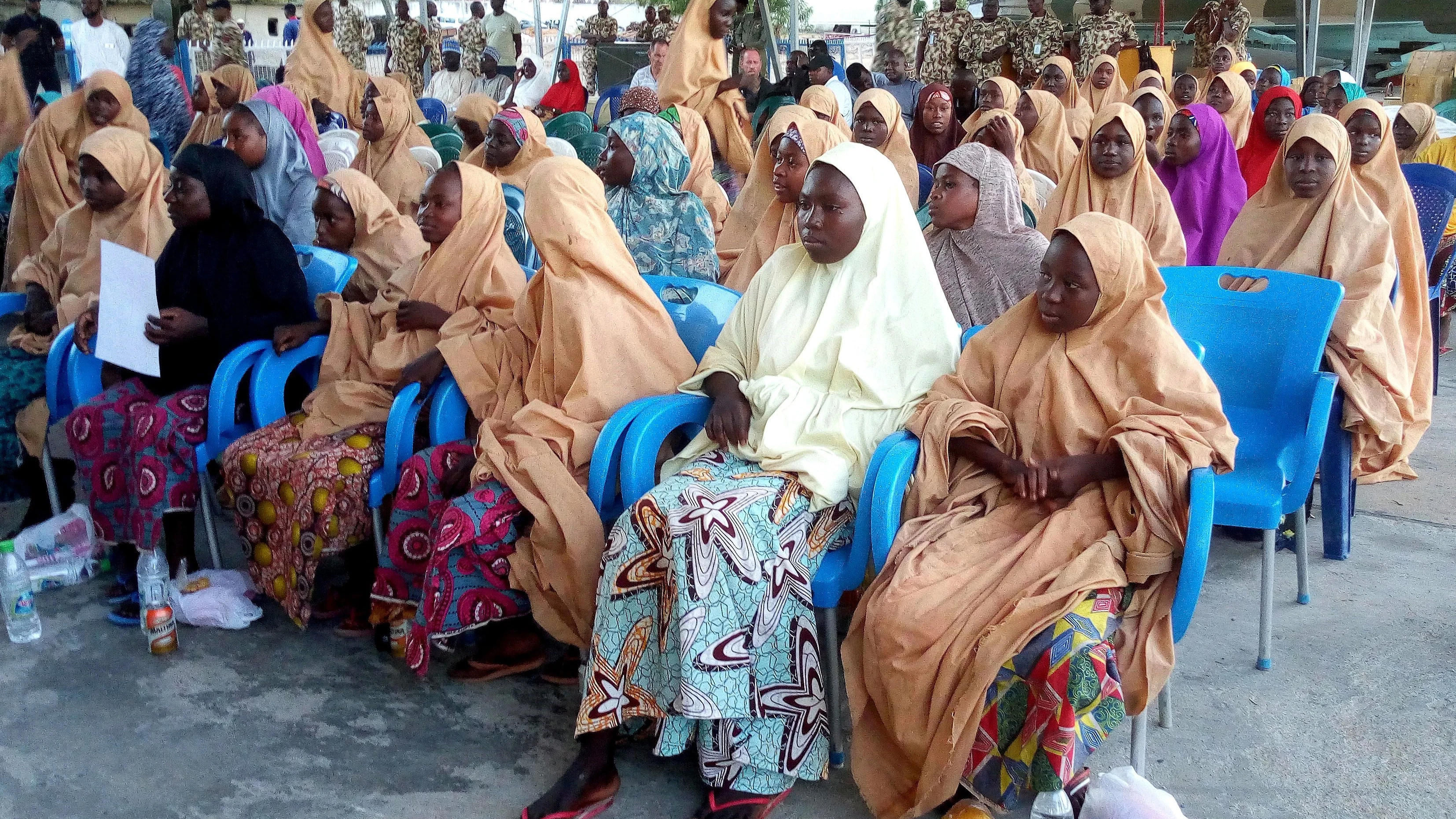 Traslado de niñas y mujeres liberadas por el grupo yihadista Boko Haram, en el aeropuerto de Maiduguri, en Nigeria (Archivo)