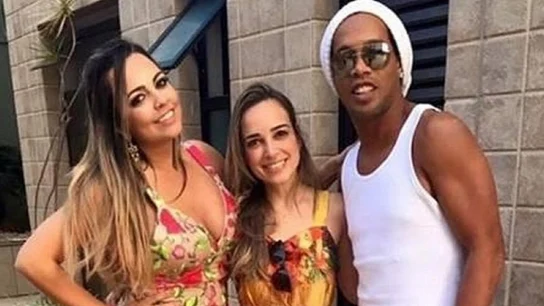 Ronaldinho se casará con dos mujeres al mismo tiempo, según un diario de Brasil Ronaldinho se casará con dos mujeres al mismo tiempo, según un diario de Brasil