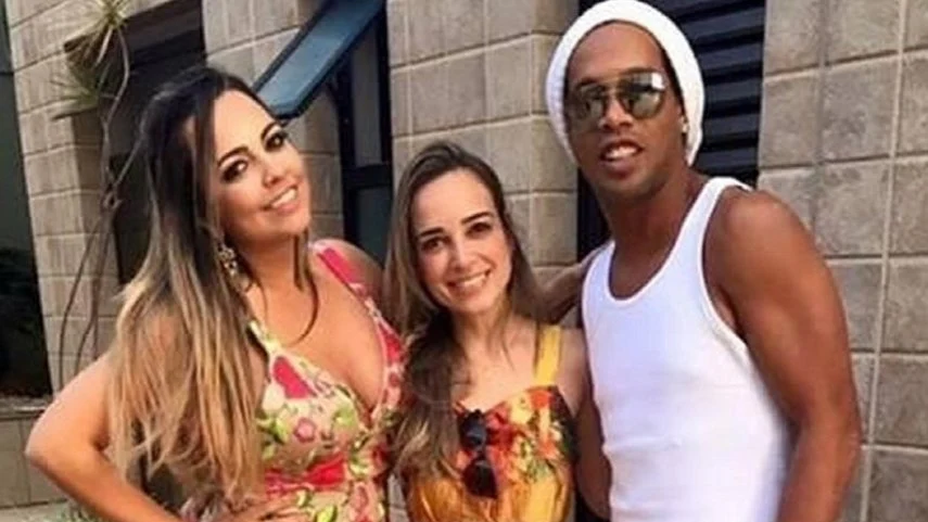 Ronaldinho se casará con dos mujeres al mismo tiempo, según un diario de Brasil