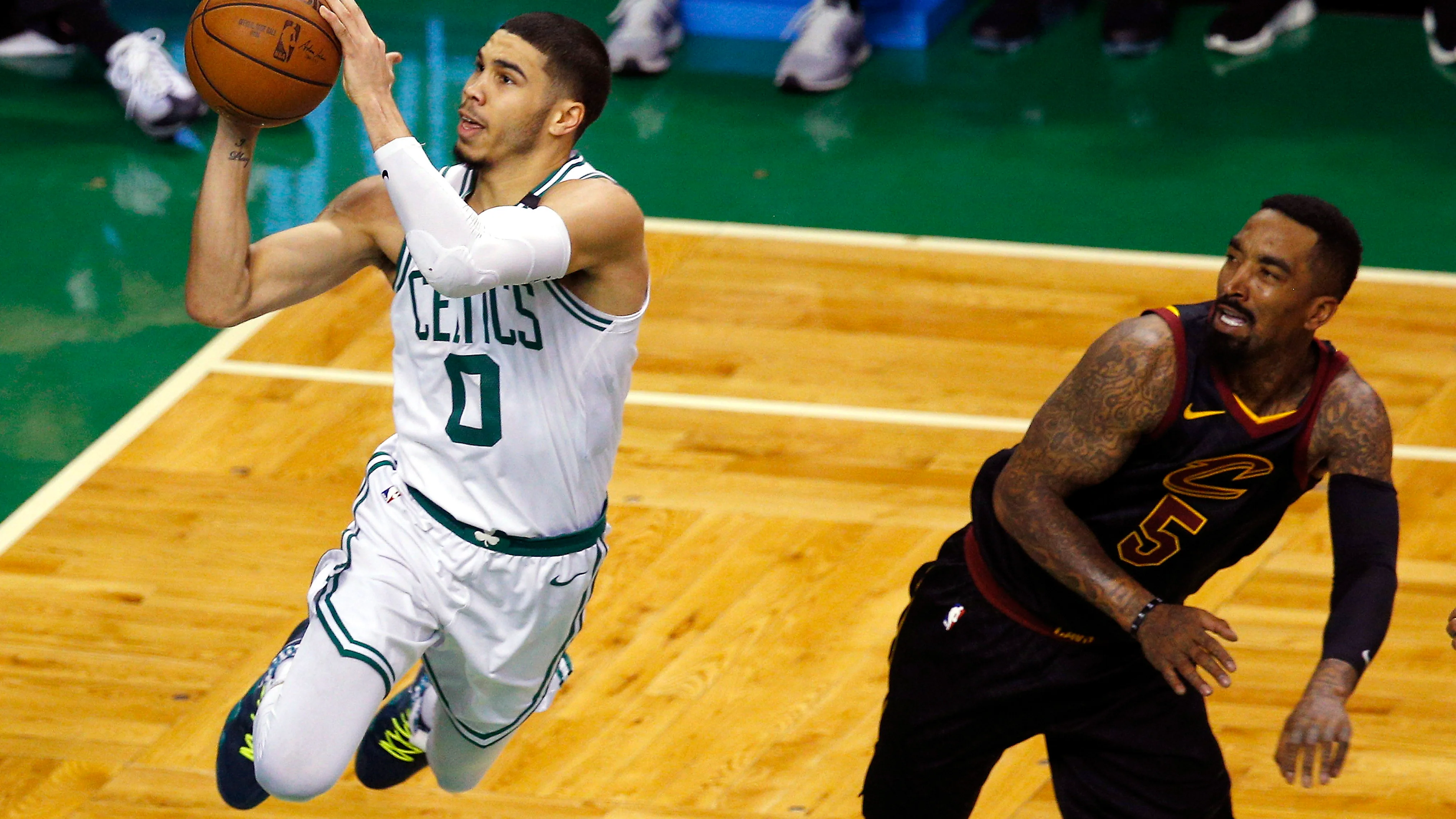 Jayson Tatum encesta ante el escolta JR Smith