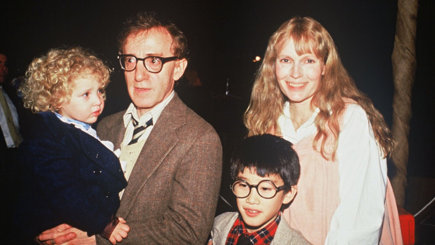 De izquierda a derecha, Dylan Farrow, Woody Allen, Moses Farrow y Mia Farrow