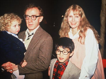 De izquierda a derecha, Dylan Farrow, Woody Allen, Moses Farrow y Mia Farrow De izquierda a derecha, Dylan Farrow, Woody Allen, Moses Farrow y Mia Farrow