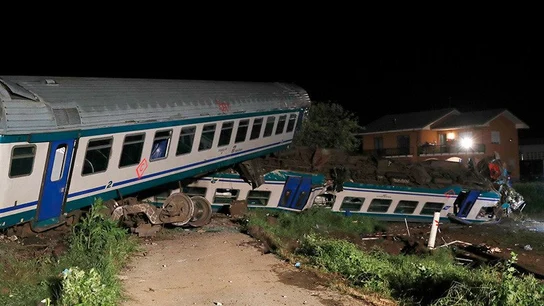 El impacto produjo el descarrilamiento de dos vagones y la locomotora  El impacto produjo el descarrilamiento de dos vagones y la locomotora