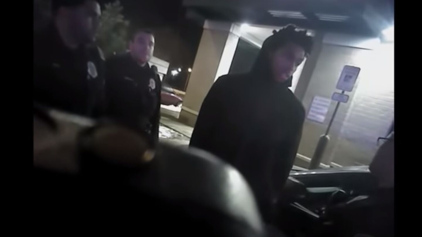 Momento de la agresi&oacute;n a Sterling Brown
