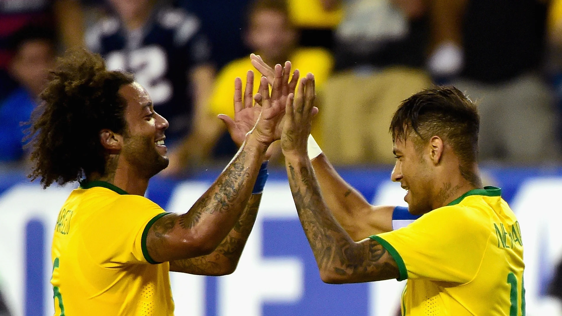 Marcelo y Neymar celebran un gol con Brasil