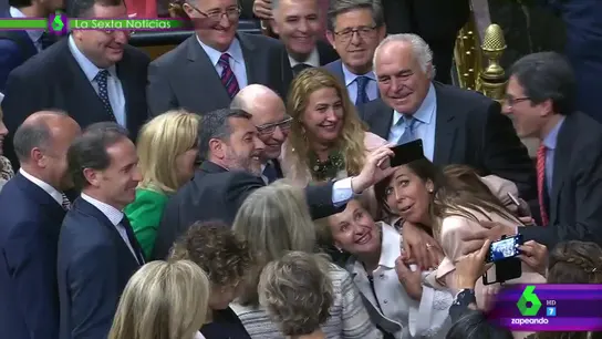El selfie "en plan fin de curso" del PP con Montoro para celebrar la aprobación de los Presupuestos El selfie "en plan fin de curso" del PP con Montoro para celebrar la aprobación de los Presupuestos