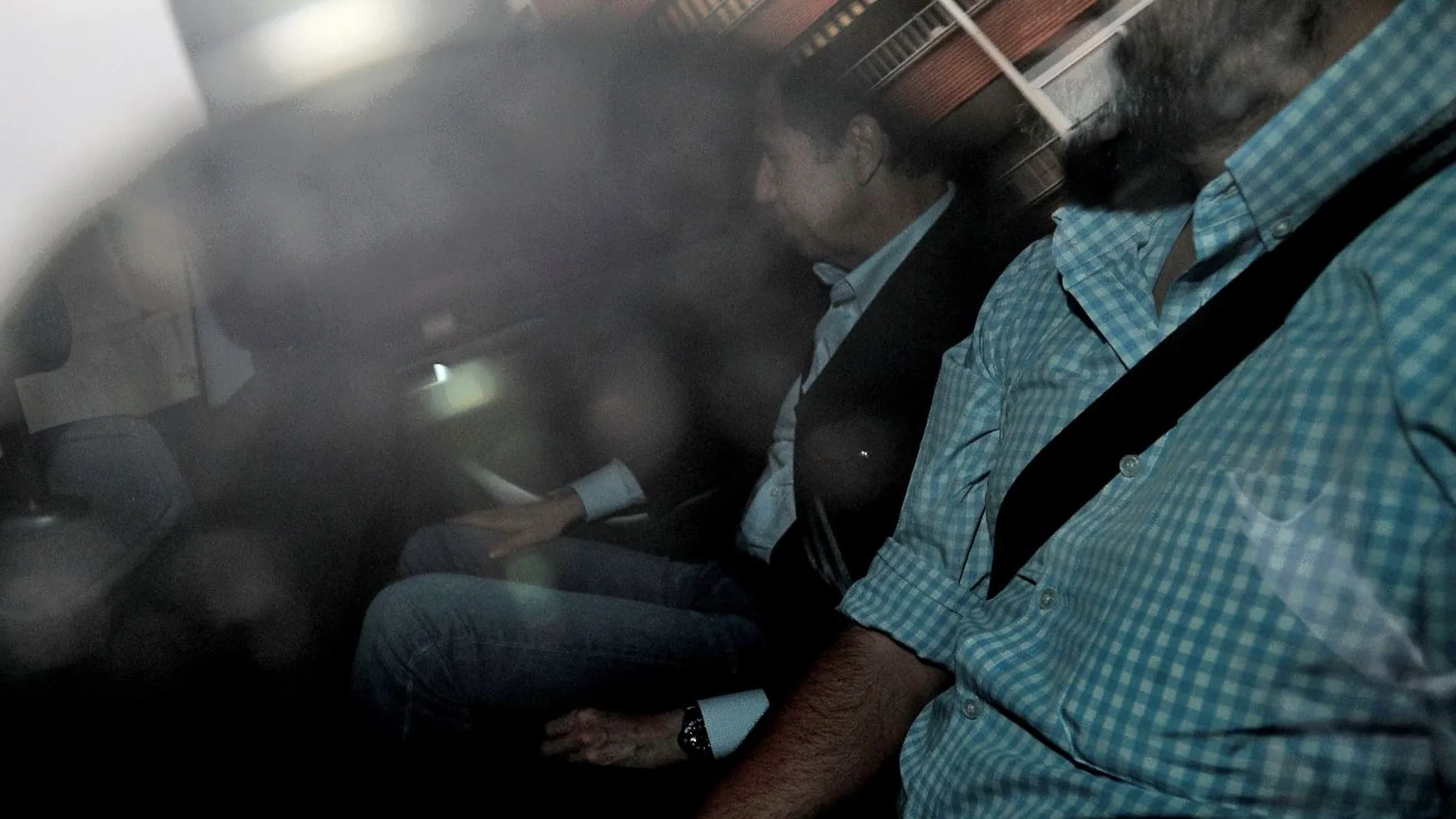 Eduardo Zaplana en el interior de un vehículo tras ser detenido