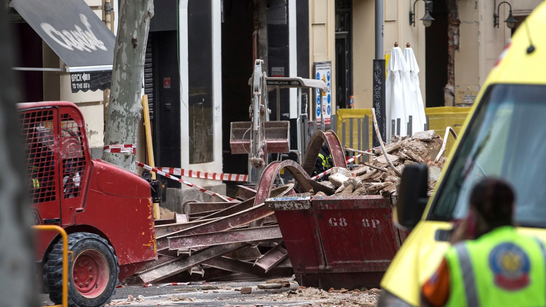 Escombros junto al edificio en rehabilitación que sufrió el derrumbe en el distrito madrileño de Chamberí