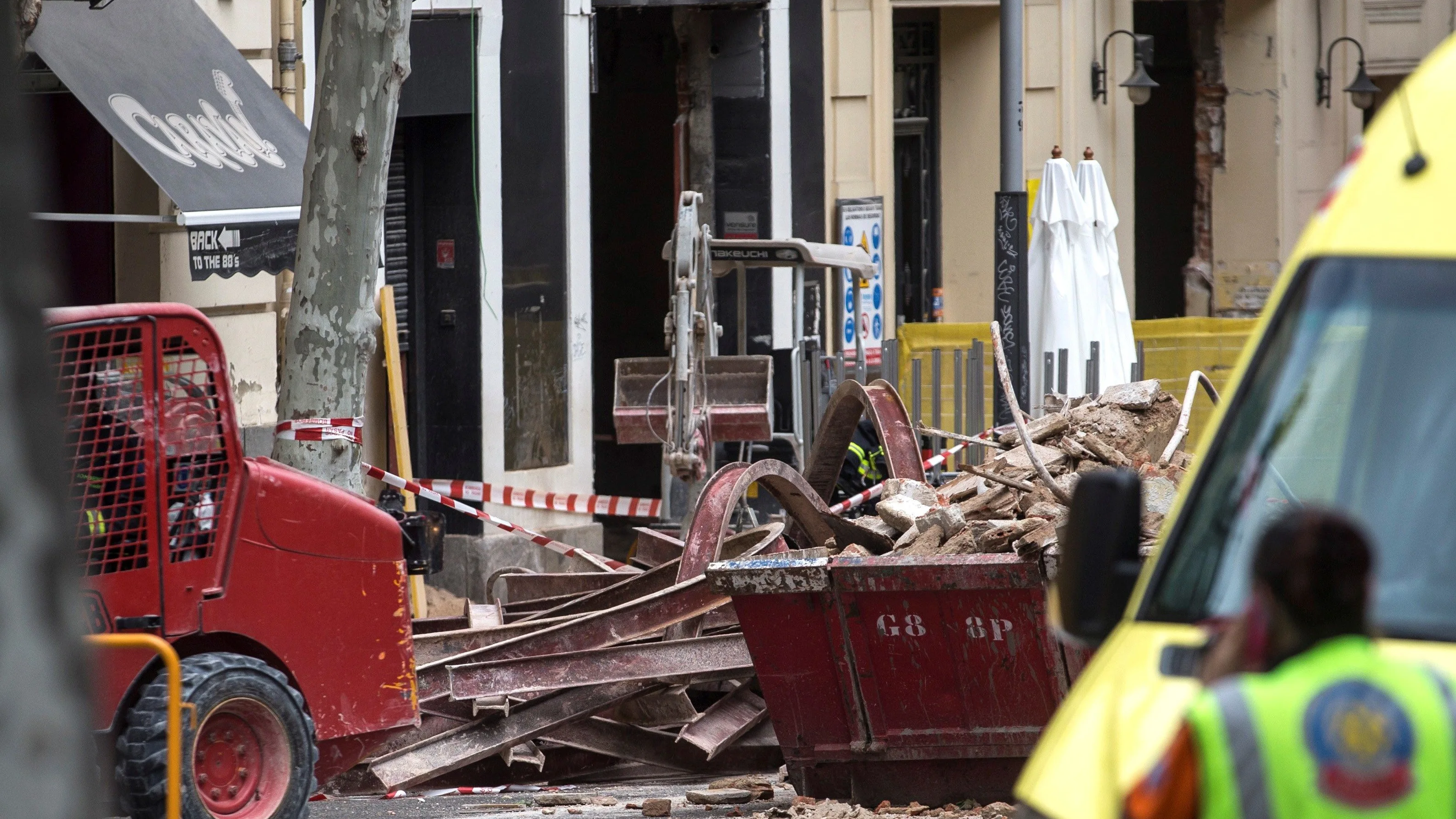 Escombros junto al edificio en rehabilitación que sufrió el derrumbe en el distrito madrileño de Chamberí