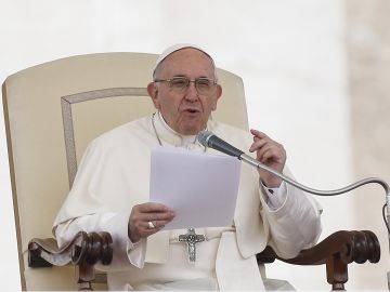 El Papa Francisco celebra su audiencia general de los miércoles en la Plaza de San Pedro del Vaticano