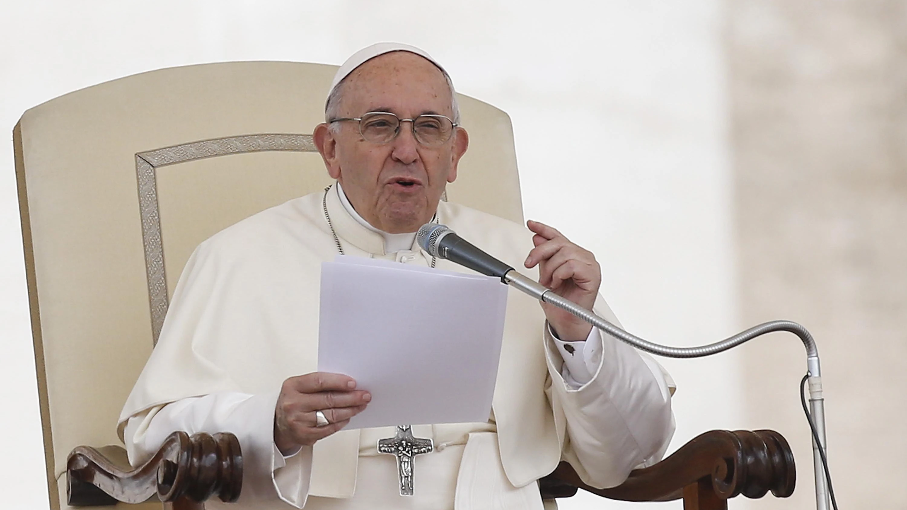 El Papa Francisco celebra su audiencia general de los miércoles en la Plaza de San Pedro del Vaticano